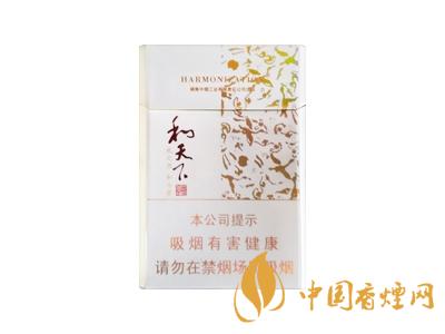 2020白沙和天下價格表和圖片 2020和天下香煙是白沙牌香煙中的一種，說起和天下香煙，相信大家都認(rèn)識，和天下是高端香煙品牌,隸屬于湖南中煙工業(yè)有限責(zé)任公司，那么，2020年白沙和天下多少錢一包呢?趕緊來看看吧!  和天下香煙  和天下香煙時尚大氣的包裝　簡潔流暢的線條　以紫色為主色調(diào)的搭配　無一不顯示出和天下的不凡紫色在中國傳統(tǒng)里是尊貴的顏色，如北京故宮又稱為“紫禁城”亦有所謂“紫氣東來” 口感上此款雅香綿滑，香氣醇和，余味純凈，實(shí)屬難得一見的神品啊!  系列產(chǎn)品  和天下(尊尚中支)  類型： 烤煙型  煙氣煙堿量： 0.0 mg  煙長： 84 mm  過濾嘴長： 25 mm  包裝形式： 條盒硬盒  單盒支數(shù)： 20  銷售形式： 國產(chǎn)內(nèi)銷  生產(chǎn)狀態(tài)： 待上市  備注： 白沙和天下尊尚中支  和天下(尊尚5000)  類型： 烤煙型  煙氣煙堿量： 0.0 mg  煙長： 88 mm  過濾嘴長： 25 mm  包裝形式： 條盒硬盒  單盒支數(shù)： 20  銷售形式： 國產(chǎn)內(nèi)銷  生產(chǎn)狀態(tài)： 已上市  備注： 白沙和天下尊尚5000  白沙(硬和天下雙中支)  單盒參考價： 90 元  條盒參考價： 900 元  條盒批發(fā)價： 763.2 元  小盒條形碼： 6901028204798  條包條形碼： 6901028204804  白沙(和天下天下韶山)  單盒參考價： 100 元  條盒參考價： 1000 元  小盒條形碼： 6901028196925  條包條形碼： 6901028196932  白沙(軟和天下檀香)  單盒參考價： 100 元  條盒參考價： 1000 元  條盒批發(fā)價： 763.2 元  白沙(和天下細(xì)支)  單盒參考價： 100 元  條盒參考價： 1000 元  條盒批發(fā)價： 720.8 元  小盒條形碼： 6901028196048  條包條形碼： 6901028196055  白沙(軟和天下)  單盒參考價： 100 元  條盒參考價： 1000 元  條盒批發(fā)價： 720.8 元  小盒條形碼： 6901028196017  條包條形碼： 6901028196024  白沙(和天下)  單盒參考價： 100 元  條盒參考價： 1000 元  條盒批發(fā)價： 848 元  小盒條形碼： 6901028196925  條包條形碼： 6901028196932  通過以上的信息可以了解到2020年白沙和天下的價格，以上就是香煙網(wǎng)為您提供的關(guān)于2020白沙和天下價格表和圖片，白沙和天下多少錢一包?的信息，想要了解更多的信息請來關(guān)注香煙網(wǎng)吧!白沙和天下多少錢一包？