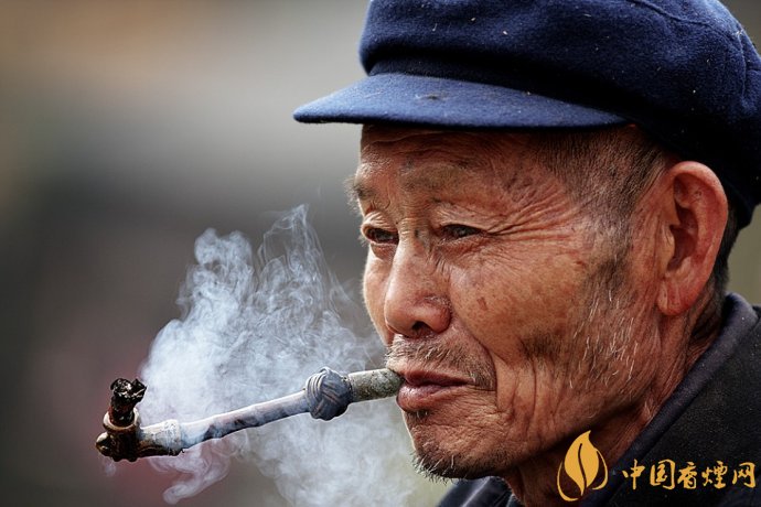 旱煙和煙卷哪個危害大，旱煙袋很有講究