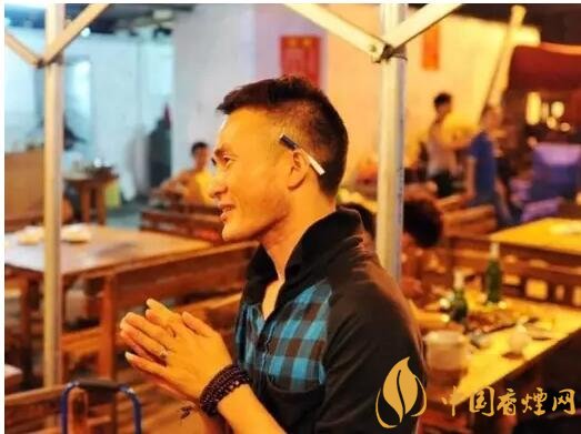 香煙夾耳朵上是怎么來的，耳夾煙是男人的專利