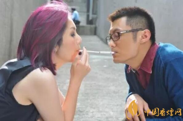 香煙夾耳朵上是怎么來的，耳夾煙是男人的專利